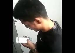 Novinho chines tocando punheta na webcam com enorme prazer